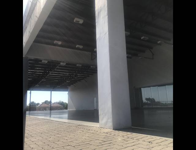3,050M² SHOWROOM TO LET IN WATERVAL EAST